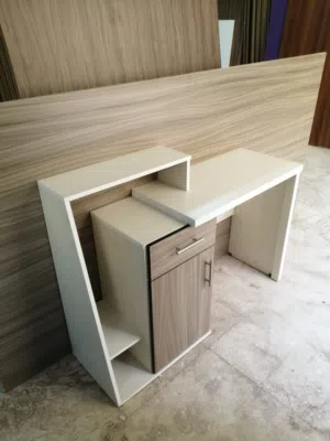 للبيع طاولة دراسية مع كرسي مميز بعدة الوان  شامل التوصيل