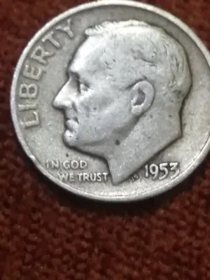 عملة فضة وخاتم فضة