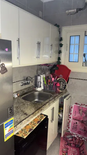 مطبخ اكليريك لونه كريمي و رخامه جرانيت فاتح اللون استعمال خفيف جدا