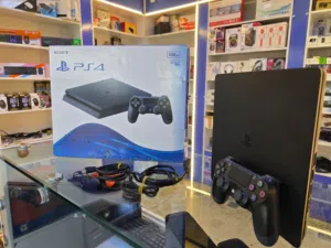 بلايستيشن 4 سليم مهكر 500GB (PS4 Slim) بحالة الوكالة (ستيكر الشركة ) مع كامل ملحقاته والكرتونة