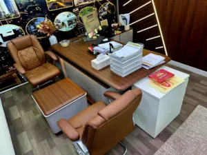 للبيع مكتب إداري فاخر مع كامل ملحقاته
