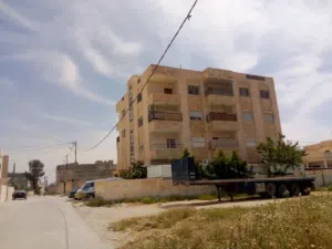 شقة للبيع مساحة واسعة طابق اول فني