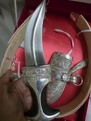 خنجر صوري جديد ونظيفة