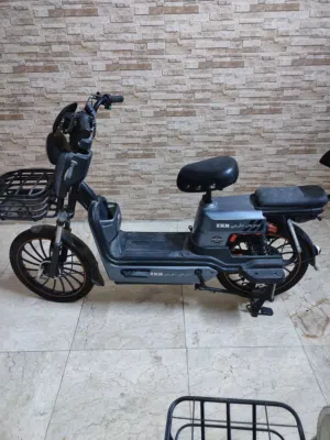 دراجة شحن البيع استعمال قليل لا يوجد فيه اي نقص اله البطاريات هابطة الان دراجه واقفه