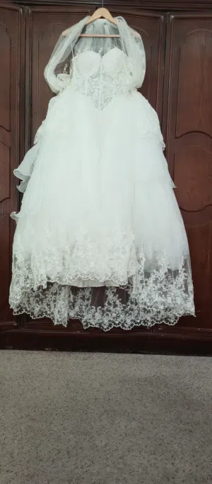 فستان عرس ابيض مع طرحه
