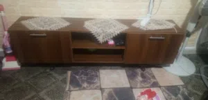 طقم كنب بحالة ممتازة وطاولة شاشة مع رفوف وطاولة وسط البيع بسبب ضيق المكان