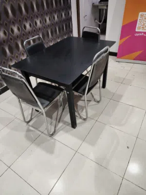 طاوله زجاحيه مع 4 كراسي