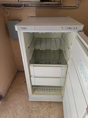فريزر حالة الوكاله للبيع ناقصها غاز سعرو 10 دنانيرصناعة ايطاليه