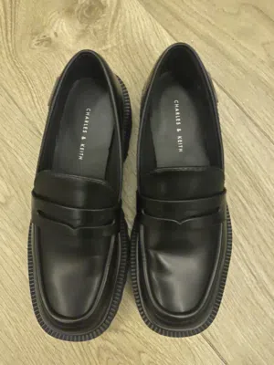 حذاء مريح عملي charles & keith تشالز اند كيث