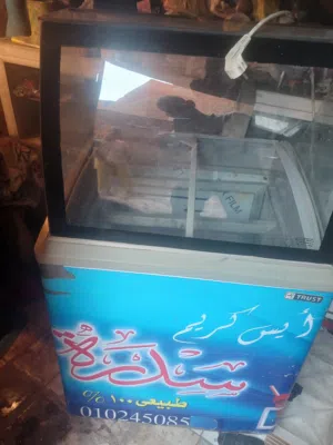 فريزر عرض آيس كريم للبيع مقاس 70×105 بجميع مشتملاته قوالب الايس كريم وبوله تعبئة