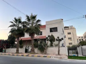 شقة طابقية جزء من ڤيلا للايجار في البنيات قرب جامعة البترا