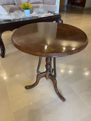 طاولة بحالةجيدة جدا