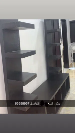 بيعه سريعه للبيع طاوله تلفزيون مع رف استعمال خفيف و نظيفه
