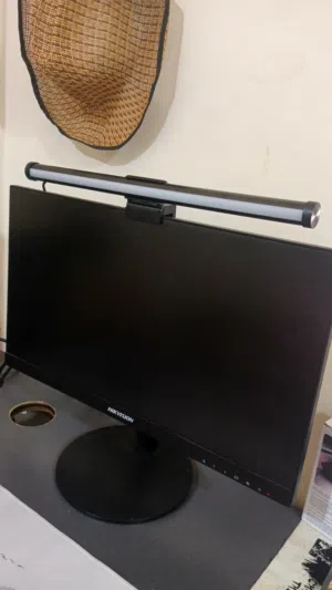للبيع شاشه هيك فيجين بحجم 20 انش الشاشه قمه نضافه وبحاله وكاله خاليه من اي عيوب او خشوط استخدام خفيف
