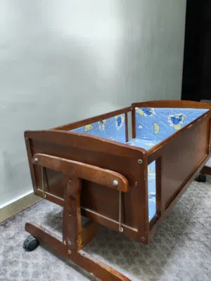 سرير / تخت بيبي مستعمل للبيع