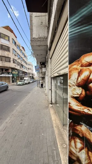 للايجار مخزن بوسط السوق بجرش مقابل مطعم يشار على الشارع
