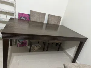 طاوله سفره بحاله الممتاز معاها 4 كراسي ب 10 دينار