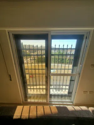 باب ألمنيوم سحاب (سلايد) بحالة ممتازة جداً 180×220  Premium Aluminum Sliding Door for Sale