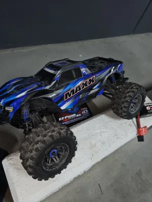 Traxxas Maxx with Traxxas charger battery and controller all orginal