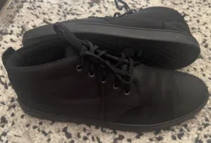 حذاء Timberland رجالي بلون أسود بالكامل (Triple Black)، تصميم ميد كاجوال قياس 45 شبه جديد