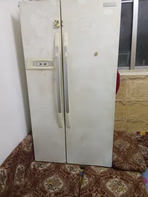 ثلاجة بابين بحاله ممتازه