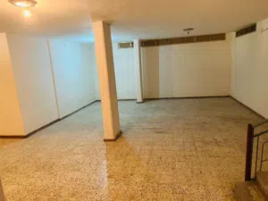 بدروم للايجار مساحته 140متر بالقرب سوق جامع الصقع