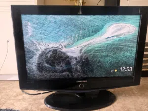 Samsung 32 Inch TV/monitor (with original stand, remote, wall bracket)
