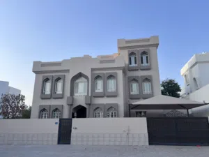 منزل للبيع من المالك في العذيبة مصيون بالكامل مع التكييف