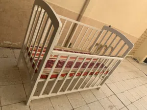 سرير الأطفال خشبي ابيض مع المانرس