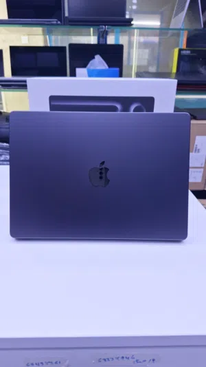 MacBook Pro M5 – شاشة 14 إنش