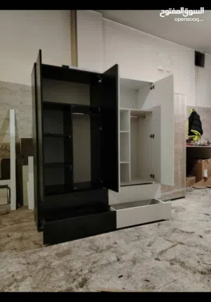 حرق سعر بالمملكة خزانة ملابس شبابية  تفصيل وتزبط لجميع الاعمار تقيلة جدا وبتتحمل كل الاوزان خشب ....