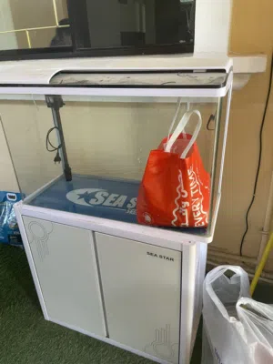 حوض سمك مع جميع اغراضه