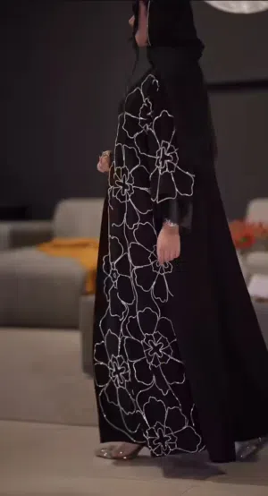 عباية مميزة بتفاصيل فاخرة أناقة راقية مع تطريز يدوي بالأحجار اللامعة ولمسات فنية جذابة. قماش كريب