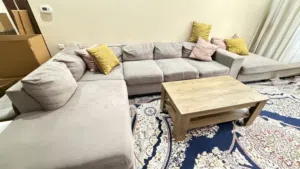 للبيع كنب من شركة علي عبدالوهاب المطوع مع طاوله