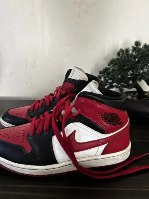 Air Jordan 1 Mid Black/Red ( bred toe )