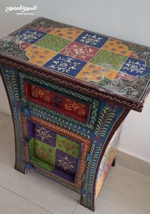 خزانة خشبية يدوياً بألوان تراثية