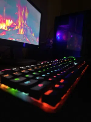 كمبيوتر العاب PC GAMING مع جميع قطعهً بسعر حرق ببلاش ومعه عدة تصوير للبثوث فقط ب 200 دينار