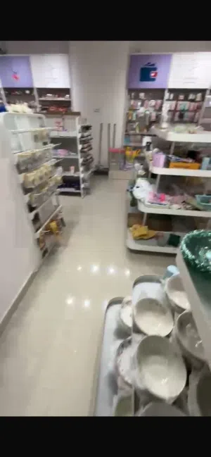 رفوف محلات ومكتبات حديثة