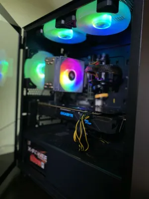 السلام عليكم  جهاز جيمنج للبيع   I7 4790  GTX 1070 3fan  16 ram  Power 620W  Ssd 240+500ssd+500hdd