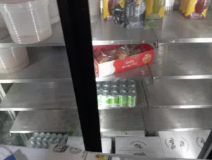 ثلاجه ثلاث ابواب مستعمله للبيع زجاج دبل فيس تصلح السوبرماركت والملاحم بسعر مغري