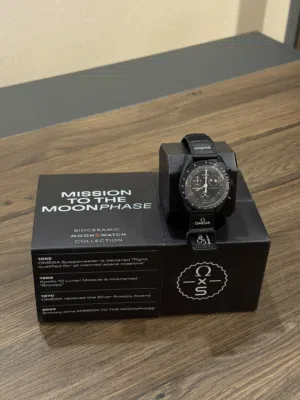 للبيع ساعة Omega x Swatch Mission to the Moonphase Snoopy باللون الأسود