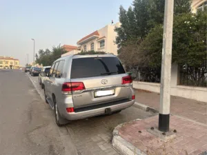 Toyota Land Cruiser 2019 EXR 4.0 V6 Silver – 108k km Orignal paint serious buyers only call.