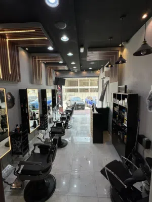 صالون حلاقة رجالي مجهز بالكامل للبيع