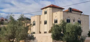 بيت حجر طابقين للبيع