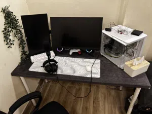 طاولة مكتب للدراسه او للقيمنق من ايكيا استعمال شخصي