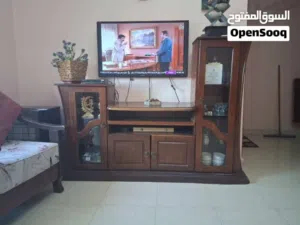 بوفيه تلفزيون بحالة متوسطة  السعر قابل للتفاوض