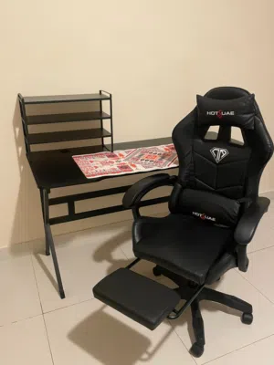 للبيع طاولة العاب مع الكرسي (شبه جديد)