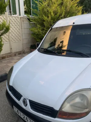 سيارة رينو 2004 بيضاء مرخصة بحالة جيدة مع تأمين وناقل يدوي