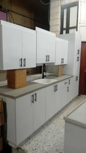 الأكثر طلباً لهذا المقاس لسهولة تنظيفها ومقاومتها للرطوبة، وتتوفر بأشكال "مودرن" تتناسب مع المساحات