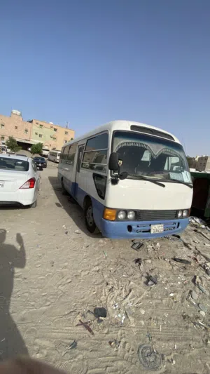 للبيع باص كوستر 2002 وباص نيسان 2006. 22 راكب